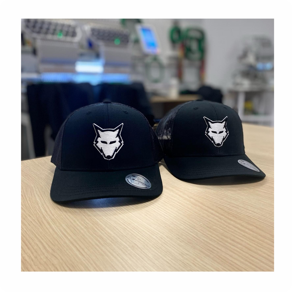 Cepure ar izšūvumu Mārupes baltu vilki ar sietu