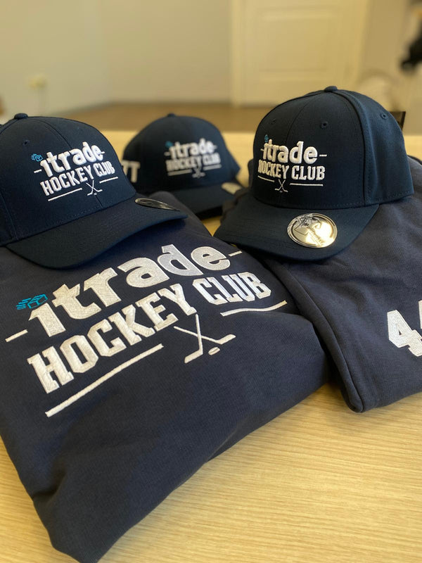 HK ITRADE Cepure ar nagu ar izšuvumu tumši zila